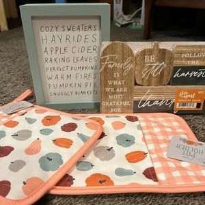 Fall decorations, 1 light green, 5 wood smaller, 2 potholders!